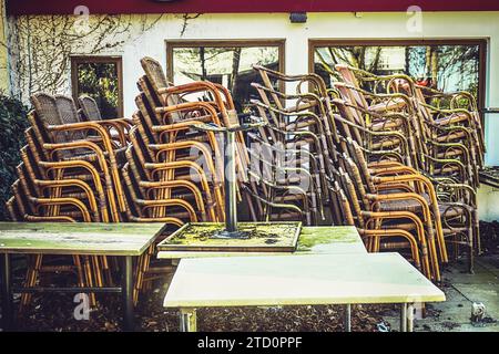 Gastro-Krise: Gestapelte Stühle vor einem geschlossenen Restaurant in Timmendorfer Strand, Schleswig-Holstein, Deutschland *** Gastro-Krise Stühle vor einem geschlossenen Restaurant in Timmendorfer Strand, Schleswig-Holstein, Deutschland Stockfoto