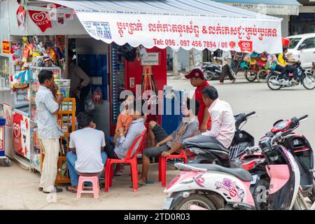 PHNOM PENH, KAMBODSCHA, 03. November 2015, Eine Gruppe von Männern sitzt an einem Imbissstand Stockfoto