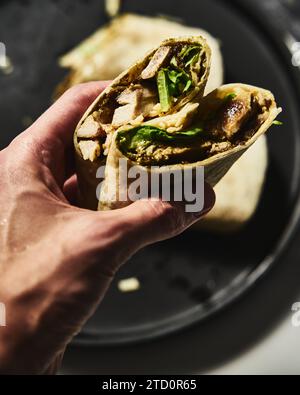 Hühnchen Pesto Wrap mit Cheddar-Käse und Salat Stockfoto