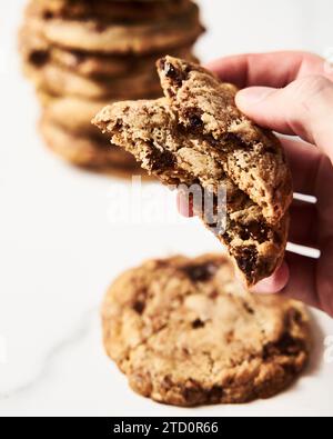 Halva-Kekse mit Schokolade auf weißem Hintergrund Stockfoto