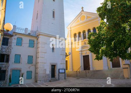 Die Pfarrkirche St. Philipp und Jakob aus dem 14. Jahrhundert im historischen Zentrum von Novi Vinodolski, Primorje-Gorski Kotar, Kroatien Stockfoto