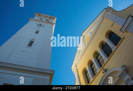 Die Pfarrkirche St. Philipp und Jakob aus dem 14. Jahrhundert im historischen Zentrum von Novi Vinodolski, Primorje-Gorski Kotar, Kroatien Stockfoto