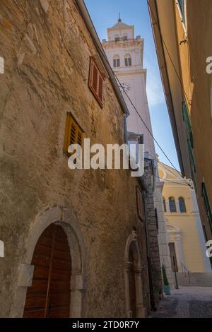 Die Pfarrkirche St. Philipp und Jakob aus dem 14. Jahrhundert im historischen Zentrum von Novi Vinodolski, Primorje-Gorski Kotar, Kroatien Stockfoto