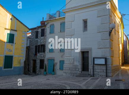 Novi Vinodolski, Kroatien - 11. September 2023. Die Pfarrkirche St. Philipp und Jakob aus dem 14. Jahrhundert im historischen Zentrum von Stari Grad Novi Vinodolski Stockfoto