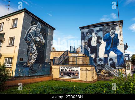 Die Wandmalereien The Runner und Patrick Walsh erinnern an Operation Motorman, gemalt von Bogside Artists, Rossville Street, Bogside, Derry, Nordirland Stockfoto