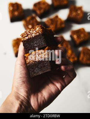 Gesalzene Cornflake Brownies Mit Karamell. Brownie mit knusprigem Oberteil aus Cornflakes und Karamell. Stockfoto