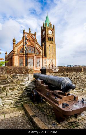 Guildhall in Derry-Londonderry, Nordirland, erbaut im 19. Jahrhundert und der Uhrenturm, von den Mauern mit Kanonen gesehen Stockfoto