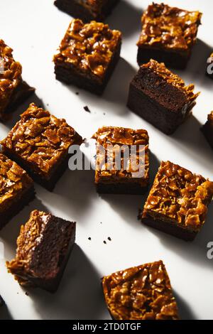 Gesalzene Cornflake Brownies Mit Karamell. Brownie mit knusprigem Oberteil aus Cornflakes und Karamell. Stockfoto