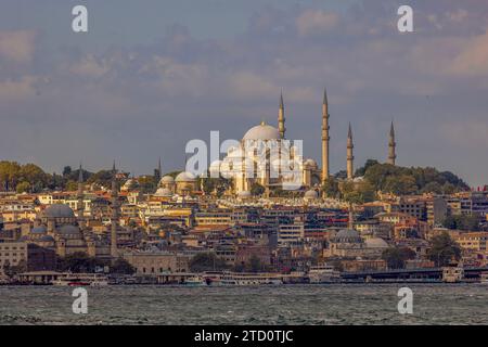 Istanbul, Türkei, 11. September 2023: Berühmte Rustem-Pascha-Moschee, neue Moschee und Suleymaniye-Moschee, Bosporus, Stockfoto
