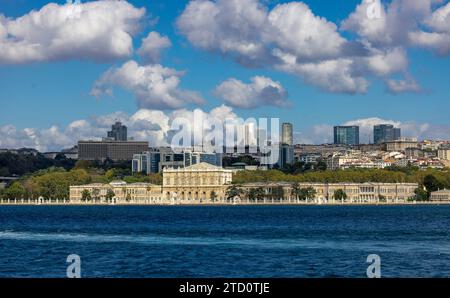 Istanbul, Türkei - 11.09.2023: Panoramablick auf den Bosporus und die europäische Seite von Istanbul. Auf dem Hintergrund befindet sich der Dolmabahce Palast. Konstantinopel. Ista Stockfoto