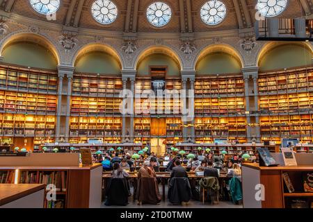 Die Leute lesen und studieren die Bücher im prächtigen ovalen Lesesaal in der Bibliothèque nationale de France (BNF), Richelieu Site, Paris, Frankreich Stockfoto