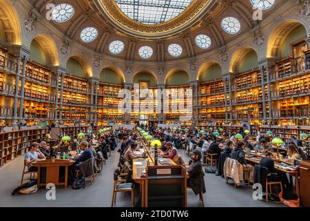 Die Leute lesen und studieren die Bücher im prächtigen ovalen Lesesaal in der Bibliothèque nationale de France (BNF), Richelieu Site, Paris, Frankreich Stockfoto