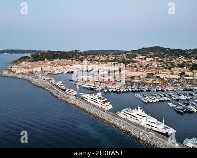 Saint Tropez Port France Abenddrohne, Luft, Blick aus der Luft Stockfoto