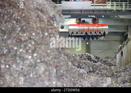 Abfallentsorgung. Handhabung und Transport des aus Abfällen gewonnenen Brennstoffs (RDF) mit rotem Greifer zum Kessel zur Verbrennung. Stockfoto