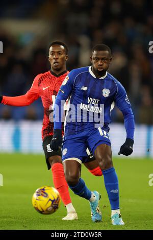 Jamilu Collins aus Cardiff City in Aktion. EFL Skybet Championship Match, Cardiff City gegen Birmingham City im Cardiff City Stadium in Cardiff, Wales am Mittwoch, 13. Dezember 2023. Dieses Bild darf nur für redaktionelle Zwecke verwendet werden. Nur redaktionelle Verwendung, Bild von Andrew Orchard/Andrew Orchard Sportfotografie/Alamy Live News Stockfoto