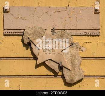 Bihac, Bosnien - 7. September 2023. Eine Gedenktafel aus jugoslawischer Zeit zum 2. Weltkrieg auf dem Exekutivkomitee-Gebäude der AVNOJ in Bihac im Kanton Una-Sana Stockfoto