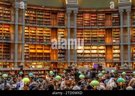 Der prächtige ovale Leseraum in der Bibliothèque nationale de France, Richelieu Site, Paris, Frankreich Stockfoto