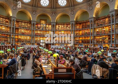 Der prächtige ovale Leseraum in der Bibliothèque nationale de France, Richelieu Site, Paris, Frankreich Stockfoto