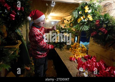 Stephen Roxburgh macht Weihnachtskränze im Blair Drummond Smiddy Farm Shop. Bilddatum: Freitag, 15. Dezember 2023. Stockfoto