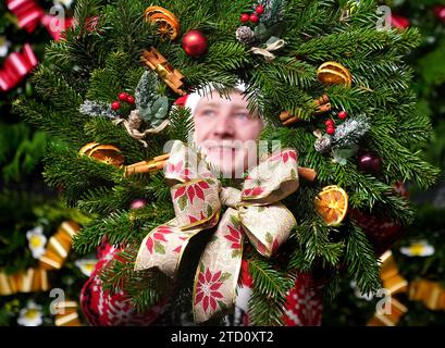 Stephen Roxburgh macht Weihnachtskränze im Blair Drummond Smiddy Farm Shop. Bilddatum: Freitag, 15. Dezember 2023. Stockfoto