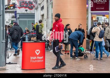 Spendenaktion der Irish Heart Foundation oder „Chugger“ in Cork City, Irland. Stockfoto