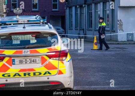 Mitglied eines Garda Siochána, der einen Tatort in Irland bewacht. Stockfoto