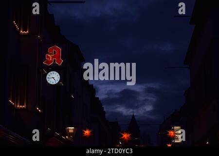 Lichter einer Apotheke und die Weihnachtsdekoration Stockfoto