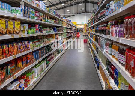 Innenraum des Mr Price Discounter in Bandon, West Cork, Irland. Stockfoto