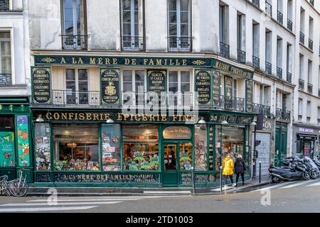 Das grün-goldene Äußere des à La Mère de Famille, dem ältesten Schokoladengeschäft in Paris, befindet sich in der Rue du Faubourg Montmartre, Paris, Frankreich Stockfoto