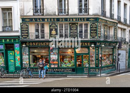 Das grün-goldene Äußere des à La Mère de Famille, dem ältesten Schokoladengeschäft in Paris, befindet sich in der Rue du Faubourg Montmartre, Paris, Frankreich Stockfoto