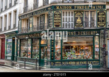 Das grün-goldene Äußere des à La Mère de Famille, dem ältesten Schokoladengeschäft in Paris, befindet sich in der Rue du Faubourg Montmartre, Paris, Frankreich Stockfoto