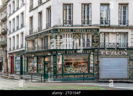 Das grün-goldene Äußere des à La Mère de Famille, dem ältesten Schokoladengeschäft in Paris, befindet sich in der Rue du Faubourg Montmartre, Paris, Frankreich Stockfoto