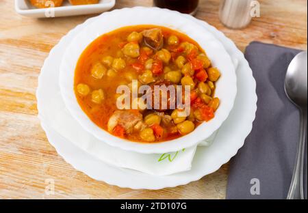 Cocido nach Madrider Art: Dicker und schmackhafter Eintopf aus Fleisch, Würstchen, Gemüse und Kichererbsen Stockfoto