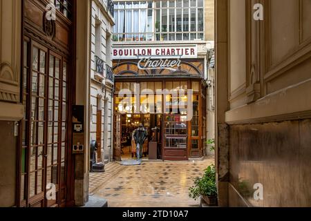 Ein Mann, der Bouillon Chartier Grands Boulevards verlässt, ein sehr beliebtes französisches Restaurant in der Rue du Faubourg Montmartre, Paris, Frankreich Stockfoto