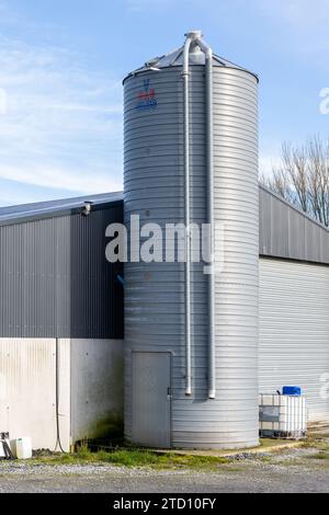 Füttern Sie Silo auf einer Farm im County Limerick, Irland. Stockfoto