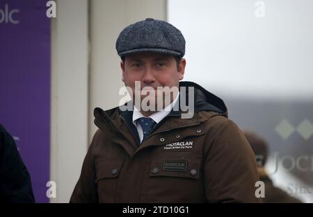 Der Sieger Olly Murphy nach Go Dante gewann die Catesby Estates Handicap Hürde am ersten Tag des Weihnachtstreffens auf der Cheltenham Racecourse. Bilddatum: Freitag, 15. Dezember 2023. Stockfoto