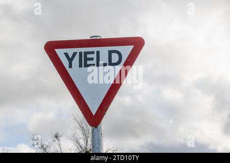 Geben Sie ein Straßenschild vor einem bewölkten Himmel in Irland ab. Stockfoto