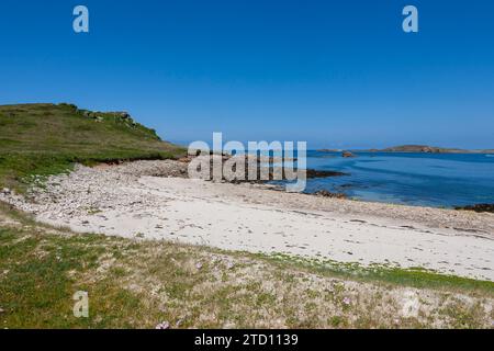 Teän Sound zwischen der unbewohnten Insel Teän und St. Martin liegt auf der anderen Seite, mit White Island in der Ferne: Isles of Scilly, Großbritannien Stockfoto