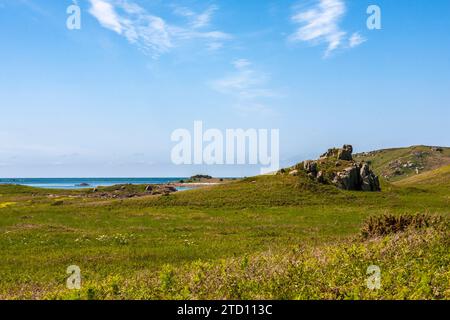 Die unbewohnte Insel Teän, Isles of Scilly, Großbritannien, mit Kipper Carn in der Mittelweite Stockfoto