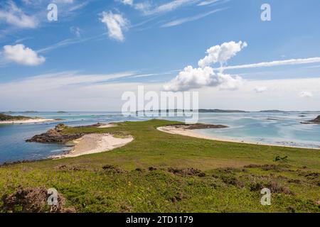 Der Blick südlich vom Great Hill auf die unbewohnte Insel Teän, über St. Martin's Flats and Crow Sound nach St. Mary's: Isles of Scilly, Großbritannien Stockfoto