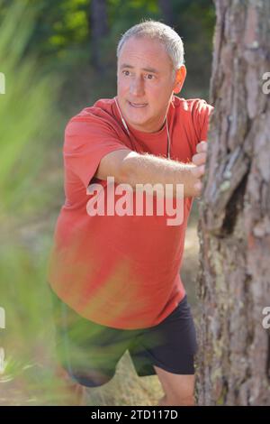 Reifer Mann, der sich im Park ausdehnt Stockfoto