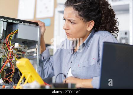 Wunderschöner junger Ingenieur mit Klemmbrett Stockfoto