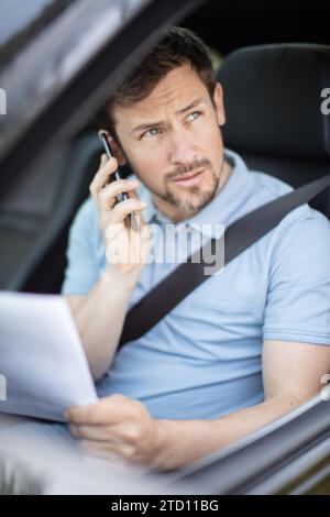 Der Fahrer telefoniert mit seinem Handy im Auto Stockfoto