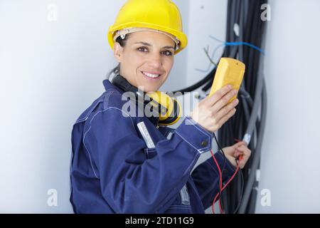 Frau, die das Netzteil für den Computer verwendet Stockfoto