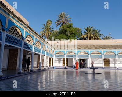 Innenhof mit Brunnen und hölzernen Veranden im Bahia Palace in der Stadt Marrakesch aka Marrakesch, Marokko. Dezember 2023 Stockfoto