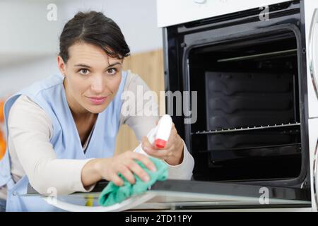 Frau hat zuhause den Backofen aufgenährt Stockfoto