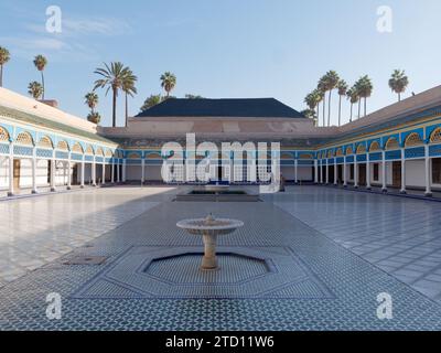 Innenhof mit Brunnen und hölzernen Veranden im Bahia Palace in der Stadt Marrakesch aka Marrakesch, Marokko. Dezember 2023 Stockfoto