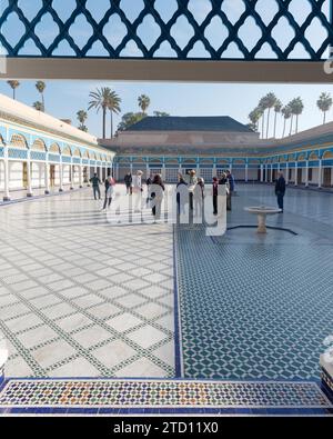 Touristengruppe im Bahia-Palast in Marrakesch aka Marrakesch, Marokko. Dezember 2023 Stockfoto