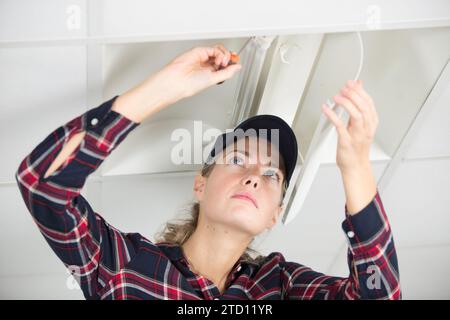 Frau, die Glühbirnen hält Stockfoto