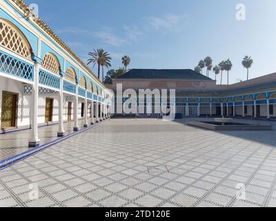 Innenhof mit Brunnen und hölzernen Veranden im Bahia Palace in der Stadt Marrakesch aka Marrakesch, Marokko. Dezember 2023 Stockfoto